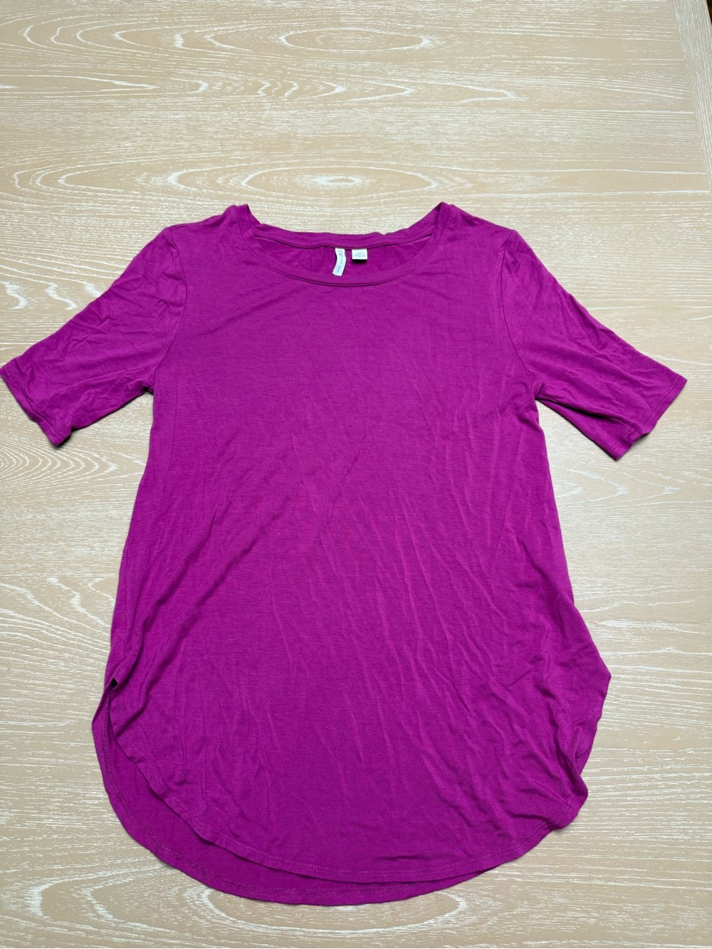 Cato Short Sleeve Scoop Neck Tee in Magenta